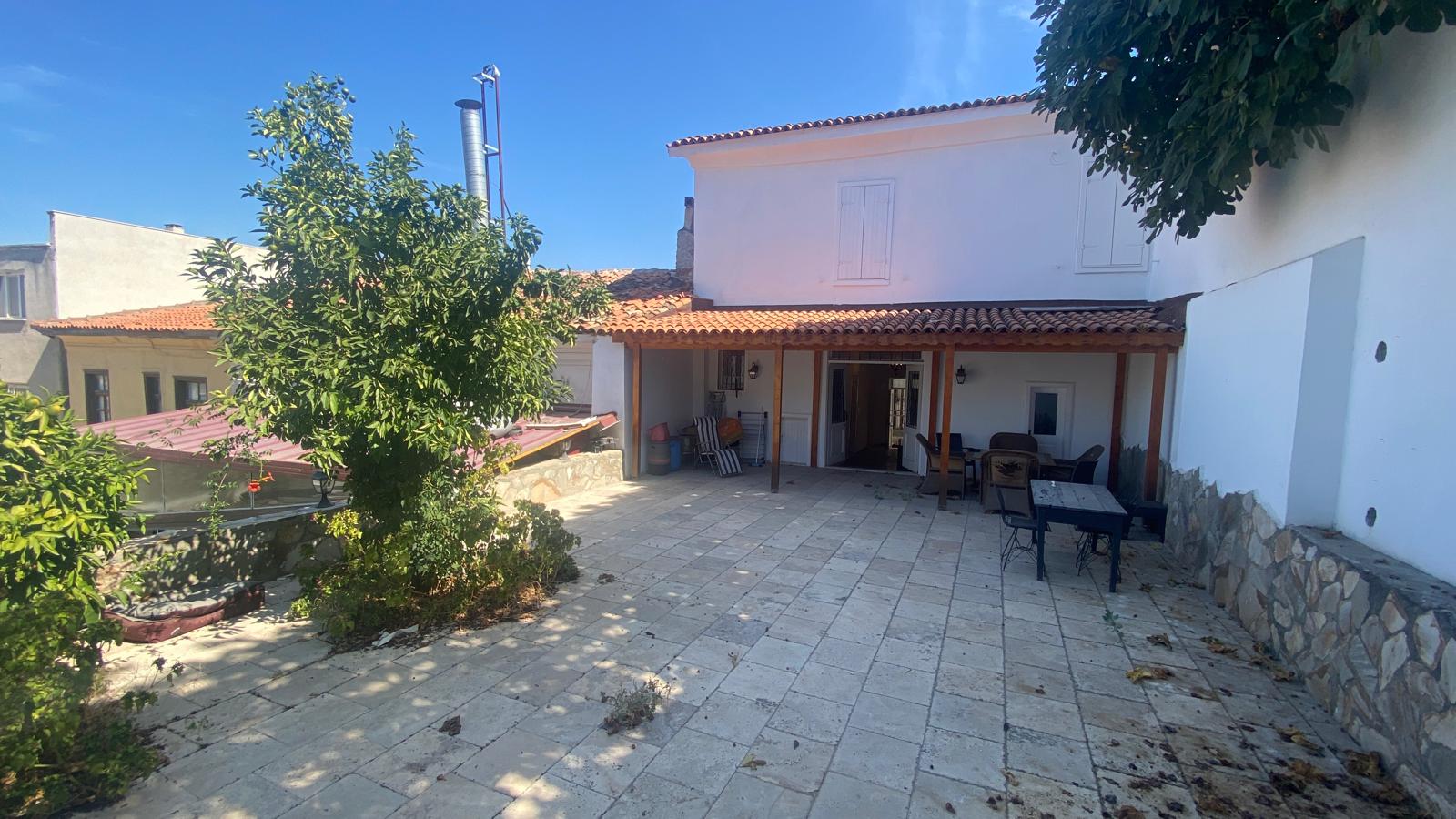 KUŞADASI MERKEZ'DE MASRAFSIZ 3+1 VİLLA.