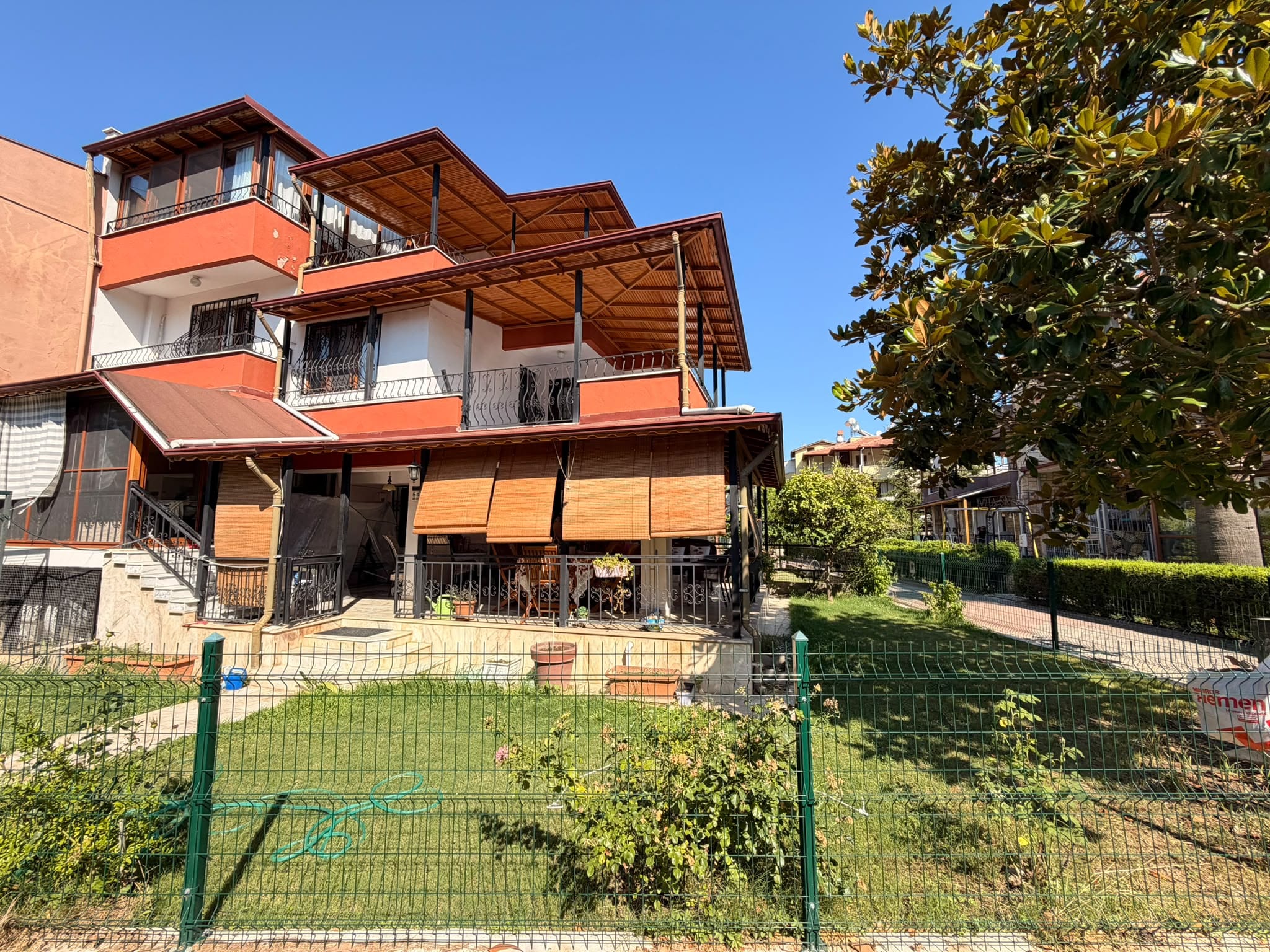 KUŞADASI SAHİL SİTELERİ ORKİDE SİTESİ SATILIK GENİŞ 5+2 YAZLIK